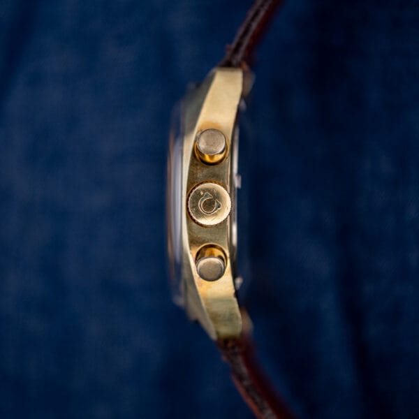 Omega Seamaster 145.029 signed Omega crown and two round chronograph pushers on the gold-plated case flank