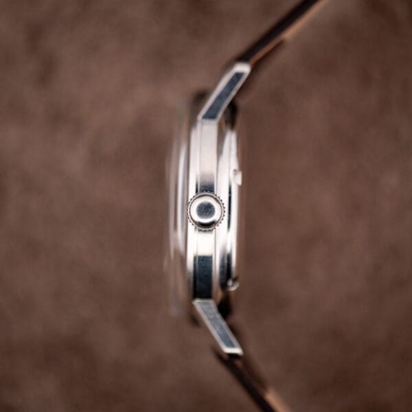 Girard-Perregaux Gyromatic slim stainless steel case profile with fluted crown and tall domed crystal