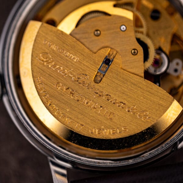 Girard-Perregaux Gyromatic automatic movement macro, gilt Gyromatic rotor engraving in warm light