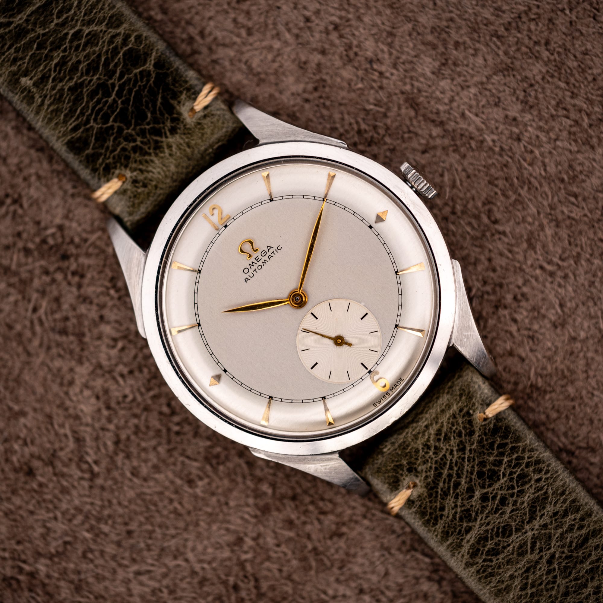 DSCF5058 Omega Automatic bumper ref. 2421/4 two-tone silvered dial with gold Arabic 12 and 6, sub-seconds at six