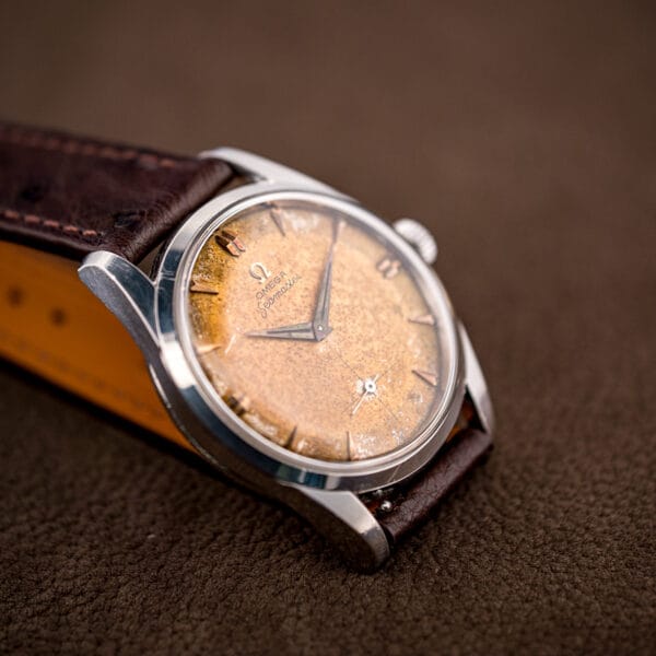 Omega Seamaster 2937-5 tropical dial reading pale salmon under raking light, subsidiary seconds at six