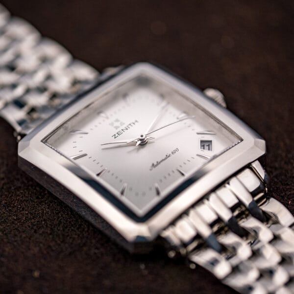 Applied baton markers and minute track on the Zenith Elite silver dial