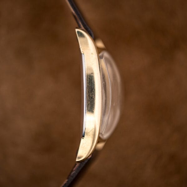 Gruen Veri-Thin 421-653 gold filled case band and high-domed crystal viewed edge-on