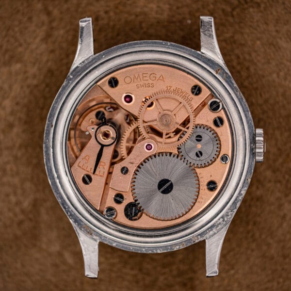 Rose-gilt Omega manual-wind movement signed OMEGA SWISS 17 JEWELS inside the ref. 2256/1 Jumbo