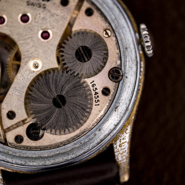 Movement macro of the Tissot caliber 27 with serial 1654551 engraved on the bridge.