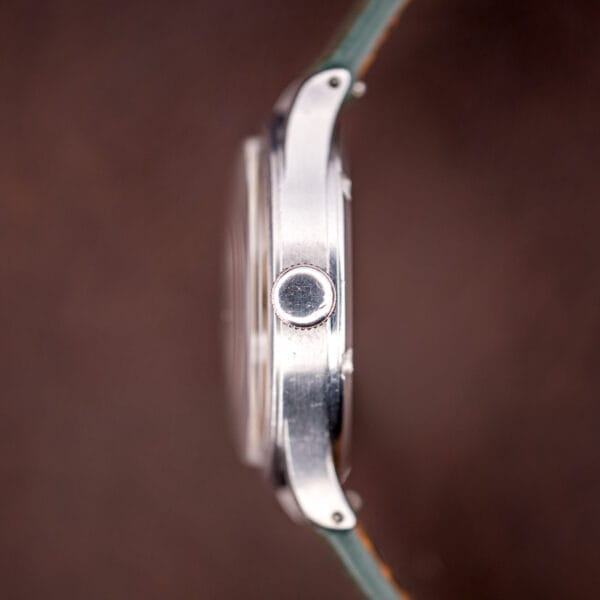 Side profile of the Omega 2179/4 stainless steel case and fluted crown