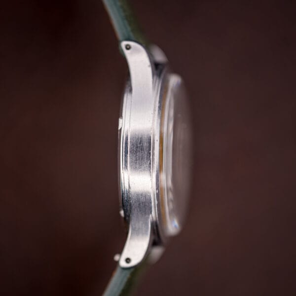 Profile view of the Omega 2179/4 case band and domed acrylic crystal