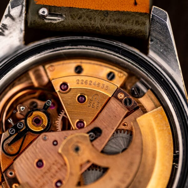 Movement macro of the Omega caliber 562 with serial 22624635 and the Omega symbol stamped above 562