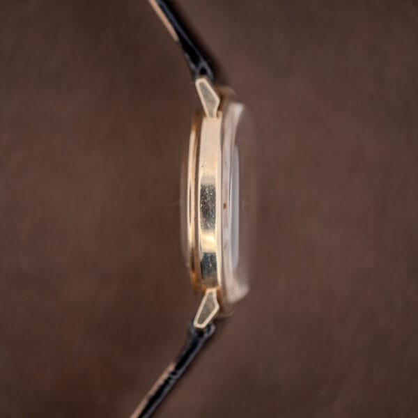 Girard Perregaux Gyromatic case profile showing the slim gold filled band, faceted lugs and domed acrylic crystal