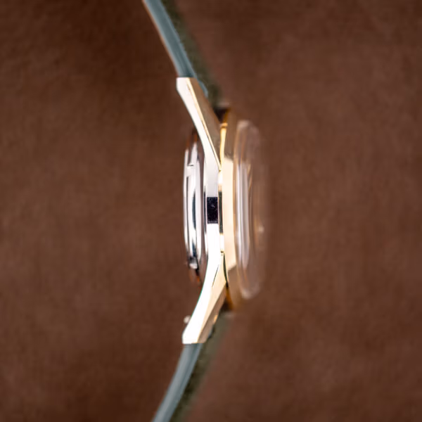 Girard-Perregaux Gyromatic case profile showing domed acrylic crystal and gold cap over stainless steel