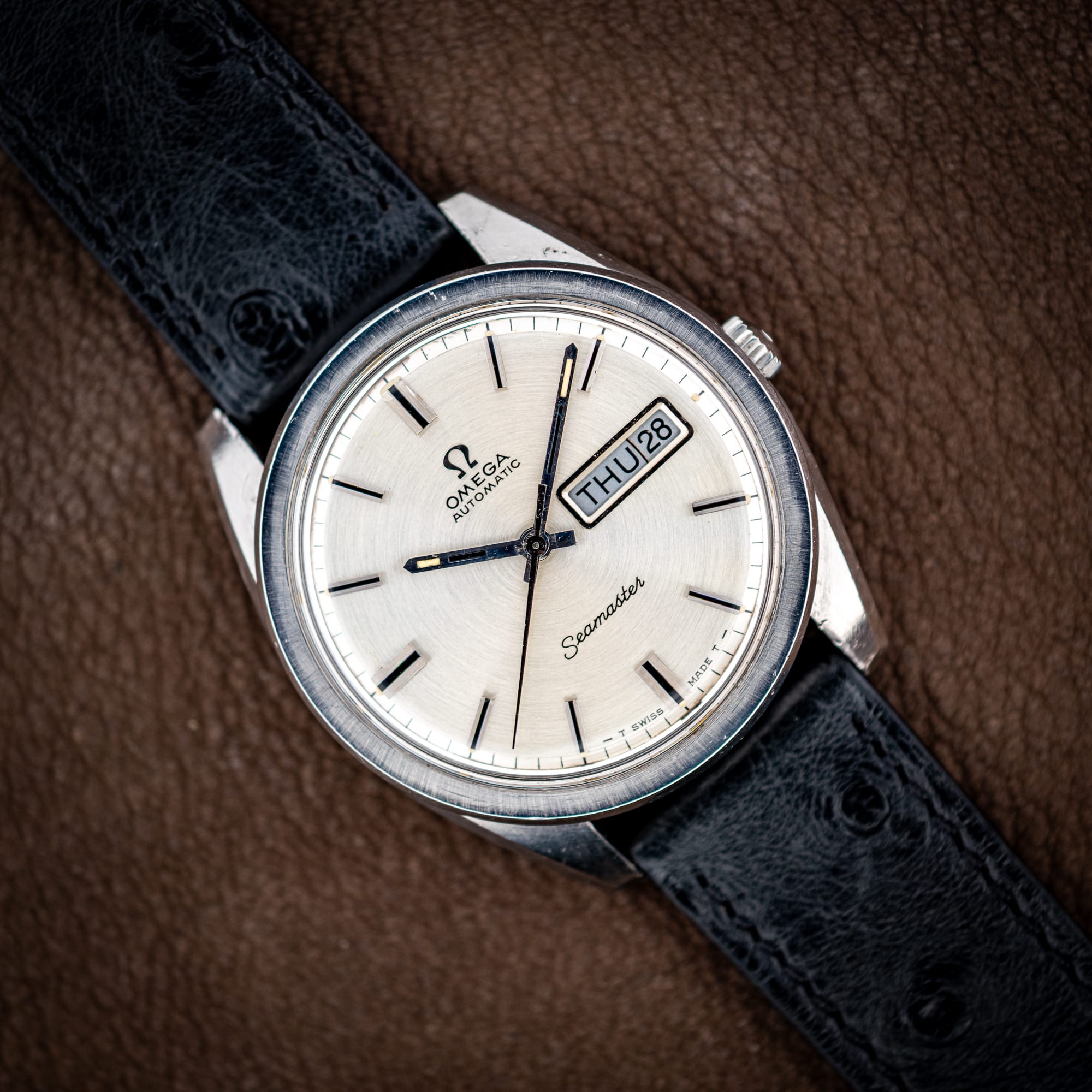 DSCF5725 Omega Seamaster 166.032 silver dial with day and date at three, on a black ostrich strap