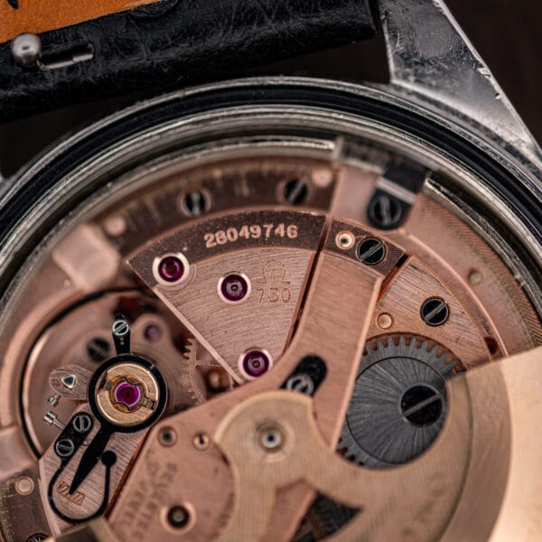Macro of the Omega calibre 750 bridge marked 750, serial 28049746, with SEVENTEEN JEWELS across the plate