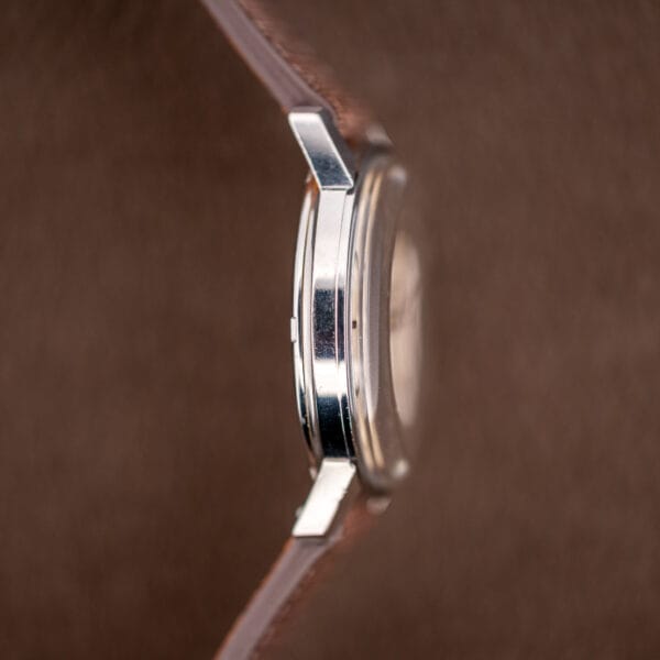 Side view of the Omega Seamaster 165.002 stainless case, faceted lugs and snap caseback seam