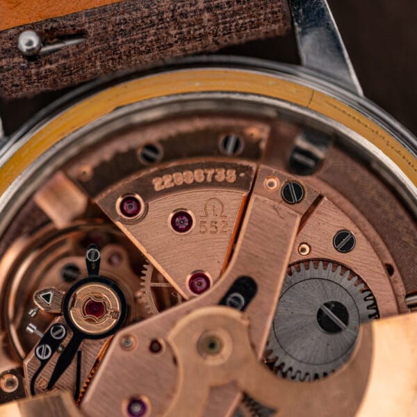 Omega caliber 552 bridge stamped 552 beneath the Omega symbol, movement serial 22996738