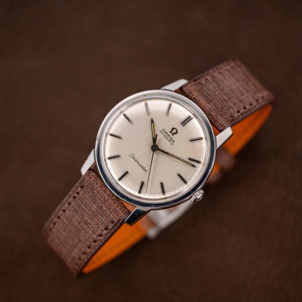 Omega Seamaster 165.002 automatic from above, thin polished bezel and straight faceted lugs