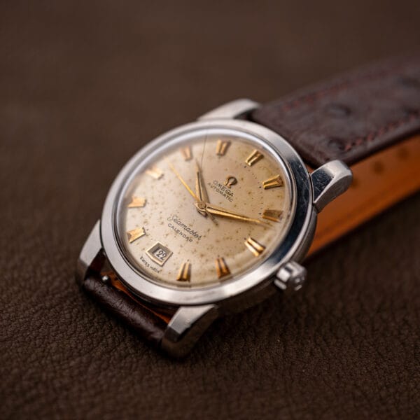 Omega 2757-2 SC dial detail, date aperture at six in a stepped gilt frame above SWISS MADE