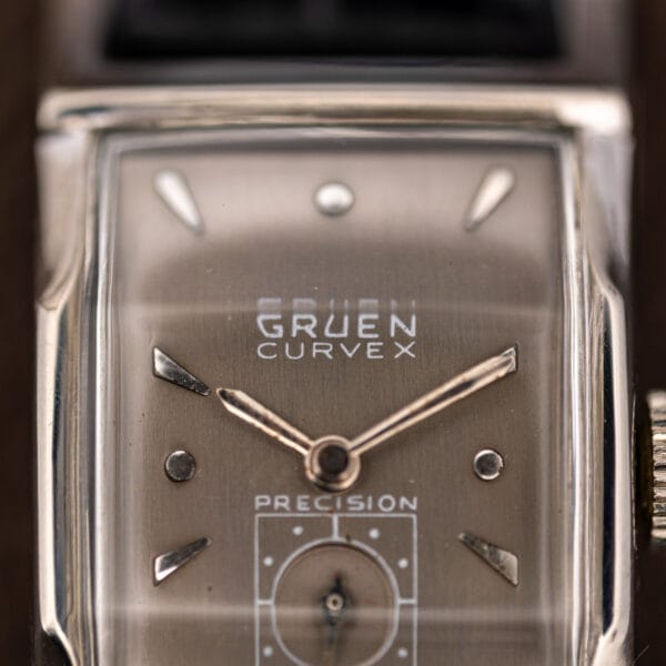 Gruen Curvex 370-650 brushed dial curving away at the edges with applied dart markers and round quarter dots