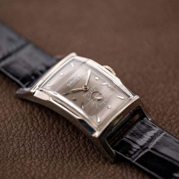 Gruen Curvex Precision 370-650 case flank and faceted bezel step viewed from above on brown leather