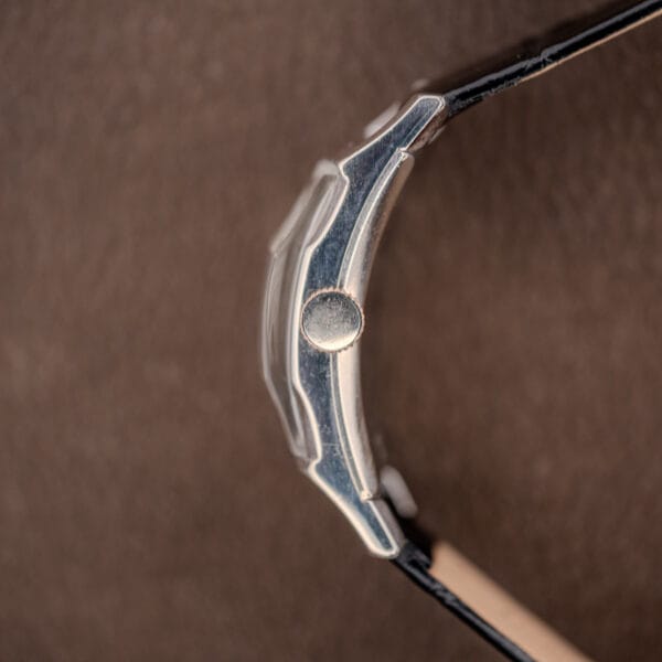 Gruen Curvex 370-650 side profile silhouette showing the curved case arcing continuously from lug to lug