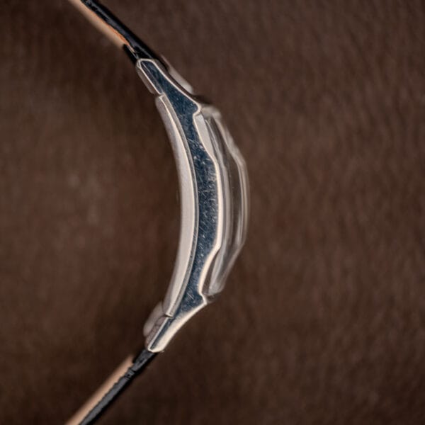 Gruen Curvex Precision curved case profile with crystal and case band following the same continuous bend