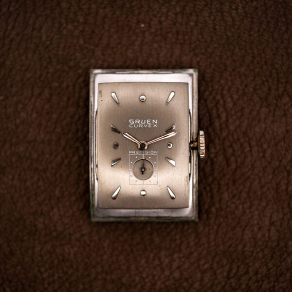 Gruen Curvex 370-650 dial and movement lifted clear of the case showing the curved dial plate and winding stem