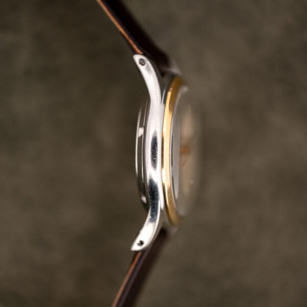 Opposite case profile of the vintage Baylor, bezel ring seated above the polished steel midcase and lugs