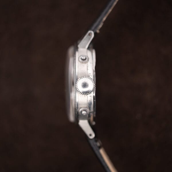 Movado 14819 stainless steel case profile with knurled crown flanked by two calendar corrector pushers