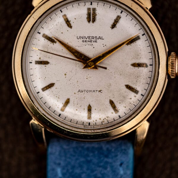 Dial macro with AUTOMATIC above six and a fine even freckling across the white surface