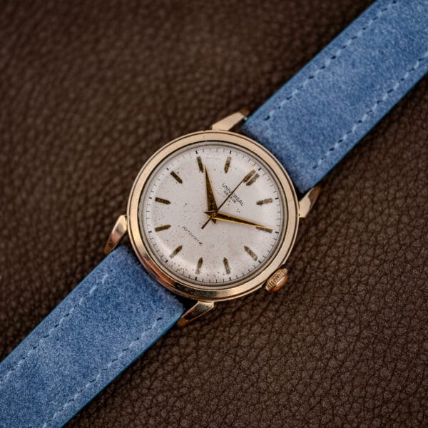 Top down detail of the smooth fixed bezel, faceted lugs and domed acrylic crystal