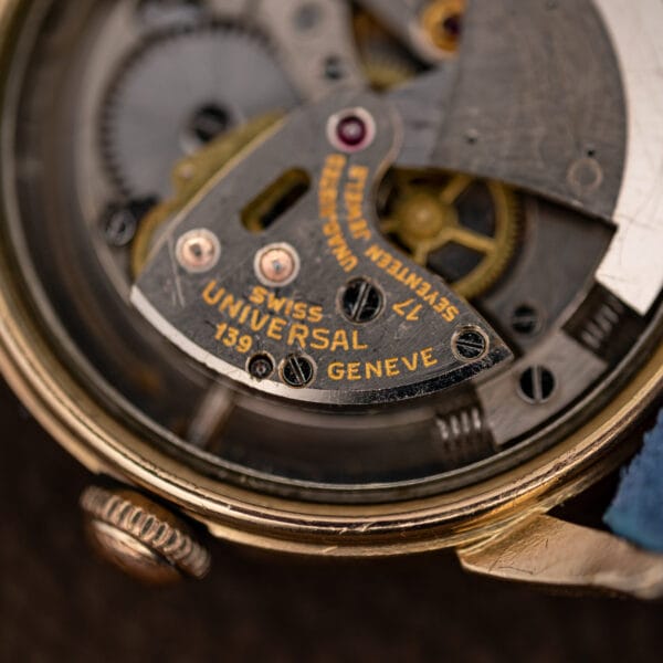 Movement macro reading SWISS UNIVERSAL GENEVE 139 with SEVENTEEN JEWELS and UNADJUSTED in gold