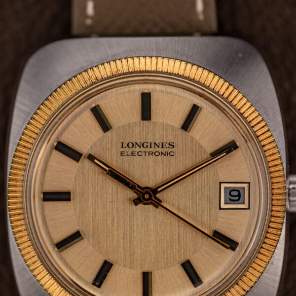 Angled view of the brushed steel cushion case and coin-edge gold bezel, Longines 1522-1