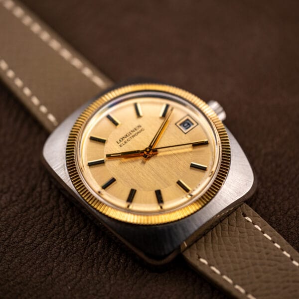 Two-tone profile of the Longines 1522-1, gold bezel meeting brushed steel case flanks