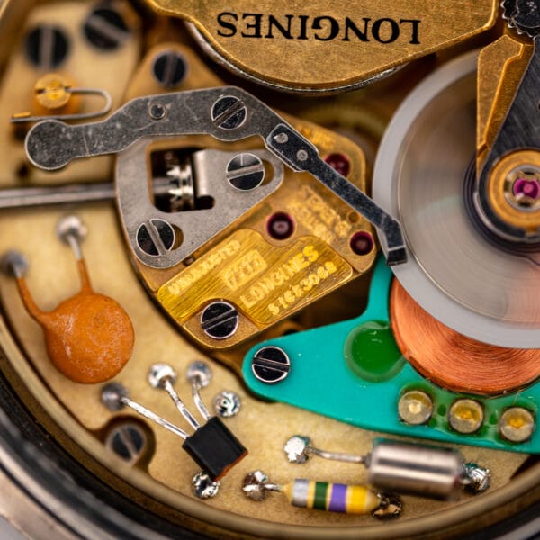 Movement macro of the Longines 7212 showing the gilt plate marked unadjusted and jeweled bearings
