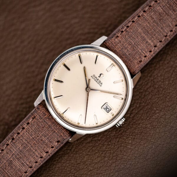 Top-down view of the stainless steel case, smooth fixed bezel and dauphine hands