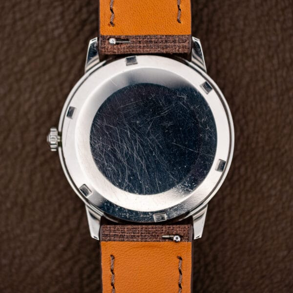 Plain stainless steel caseback, left unengraved with no seahorse medallion