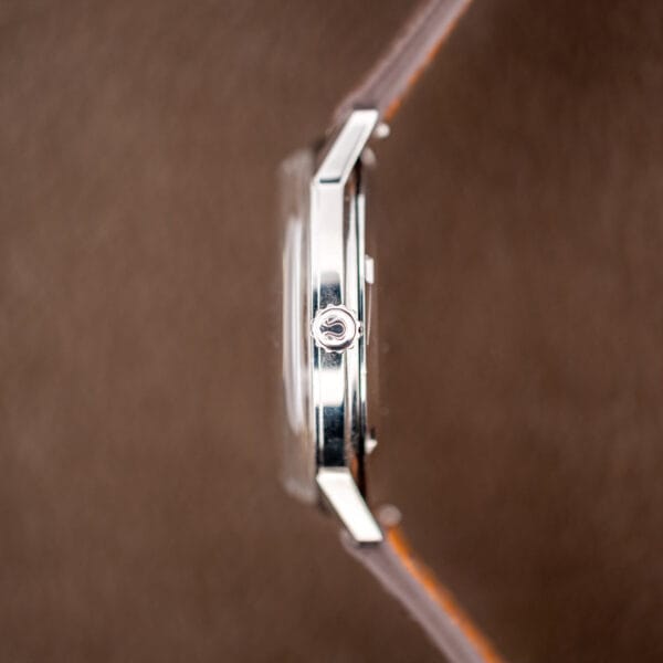 Case profile showing the fluted crown at 3 o'clock