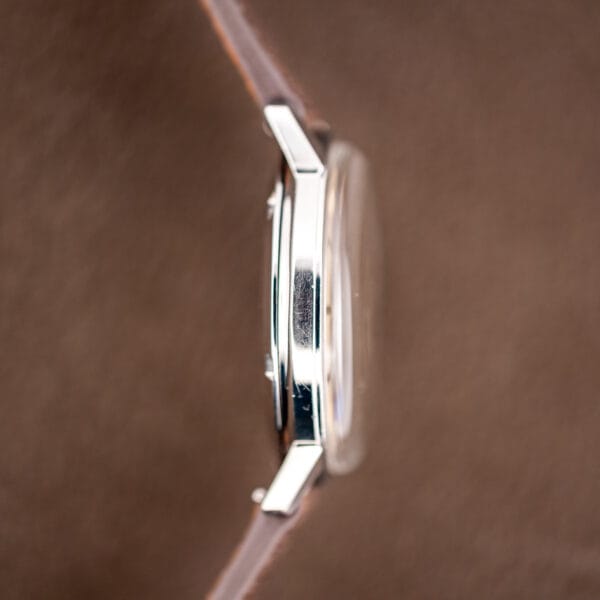 Side profile of the slim 34.5mm steel case and straight faceted lugs
