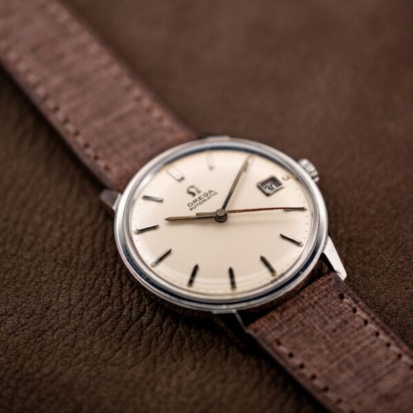 Three-quarter view on the brown Babele leather strap with contrast stitching