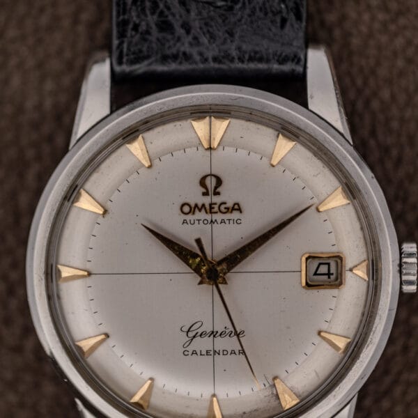 Omega 2982-3 SC dial close-up showing printed crosshair, applied faceted dart markers and Genève Calendar text