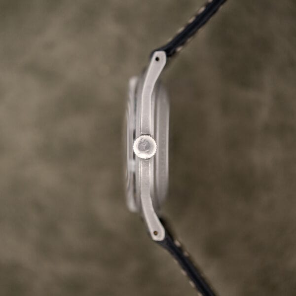Side profile of the Benrus GG-W-113 case with flat mid case, downturned drilled lugs and small unsigned crown