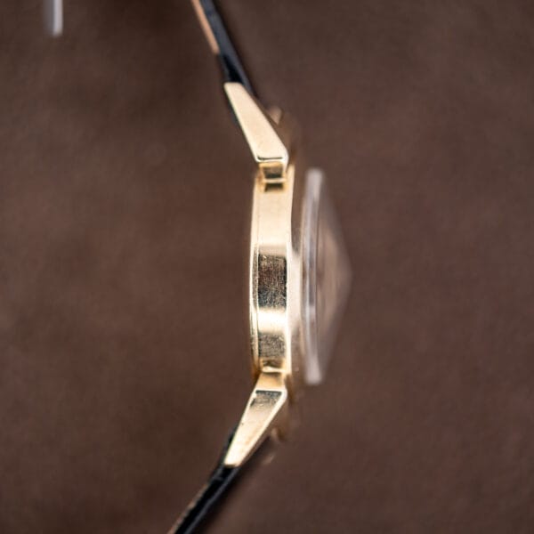 Nine-side profile of the Lord Elgin gold filled case, plain band with no second crown or pusher