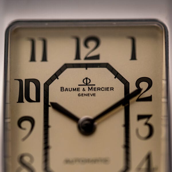 Hampton MV045120 dial macro showing tall printed Arabic numerals and chemin de fer inner minute track