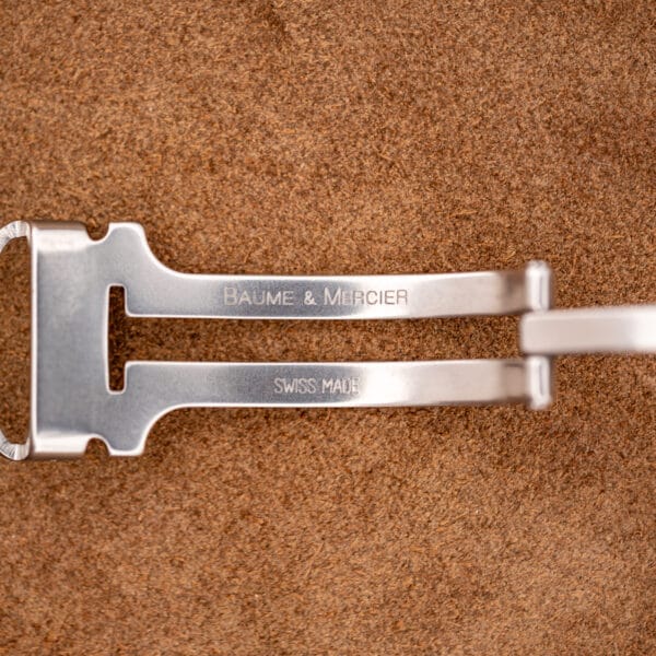 Folding clasp on the Hampton MV045120 engraved BAUME & MERCIER and SWISS MADE