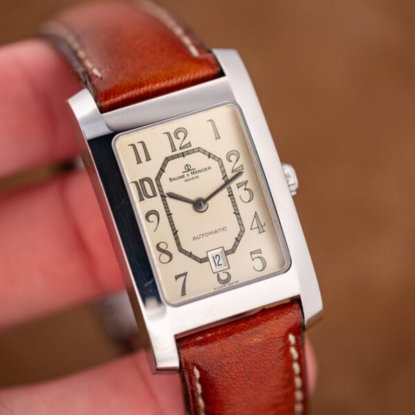 Hampton MV045120 dial at an angle showing dark leaf hands and printed Arabic numeral set