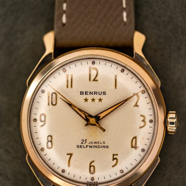 Benrus 3 Star dial macro showing the three star mark beneath the signature above 25 JEWELS