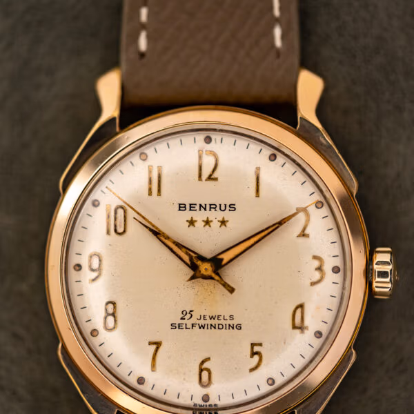 Benrus 3 Star dial macro showing the three star mark beneath the signature above 25 JEWELS