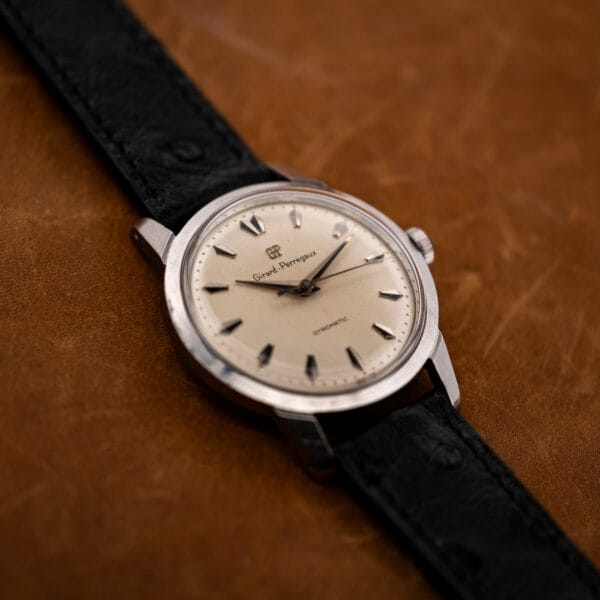 Girard Perregaux Gyromatic three-quarter view with reflective hour markers and angular lugs