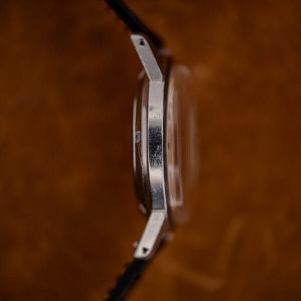 Opposite Girard Perregaux Gyromatic case profile showing curved crystal and downward angled lugs