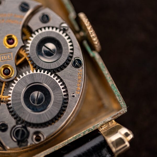 Longines movement close-up showing serial number 7286943, winding wheels and partial boxed 10L marking