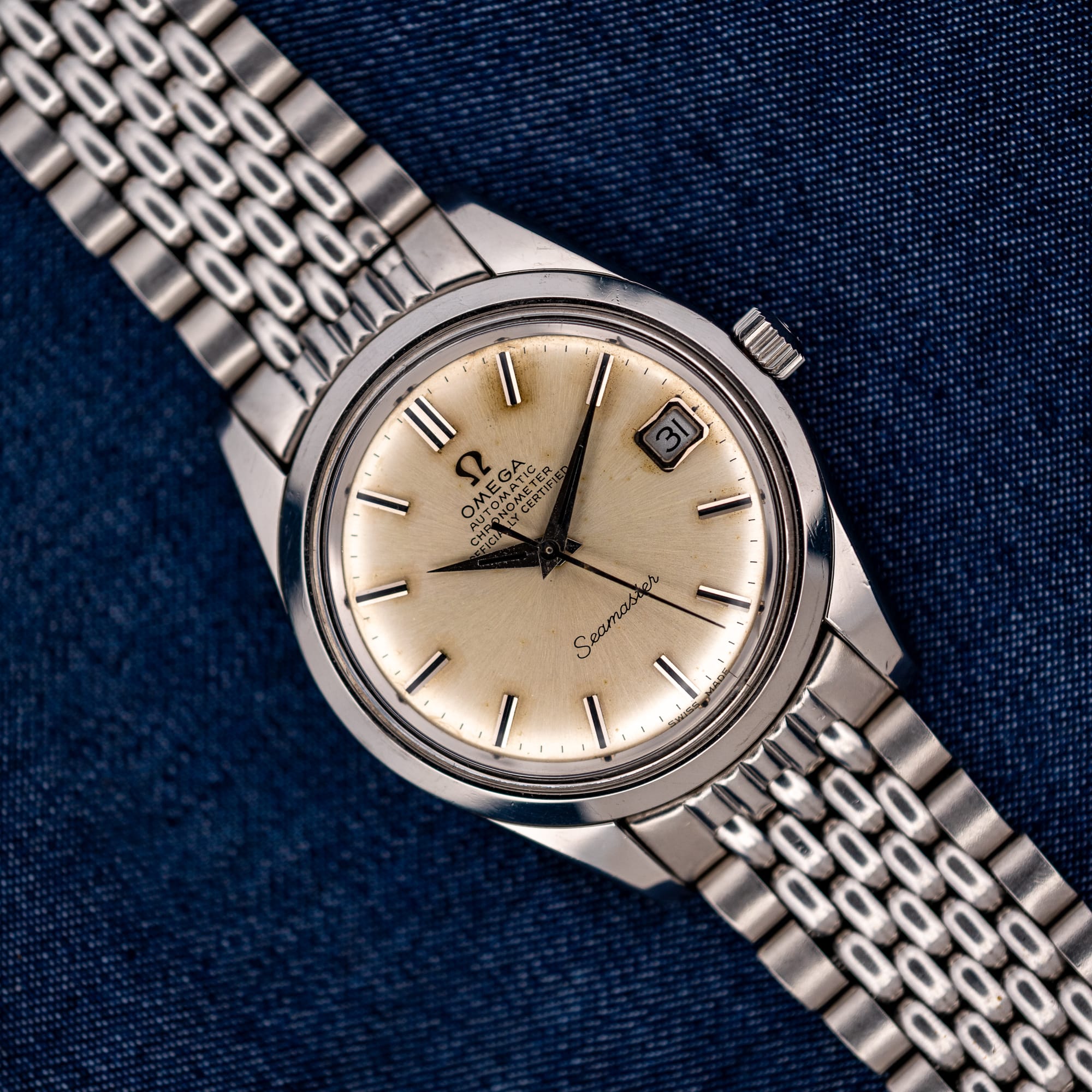 DSCF7173 Omega Seamaster 168.024 chronometer with date display and beads-of-rice bracelet resting diagonally on blue fabric